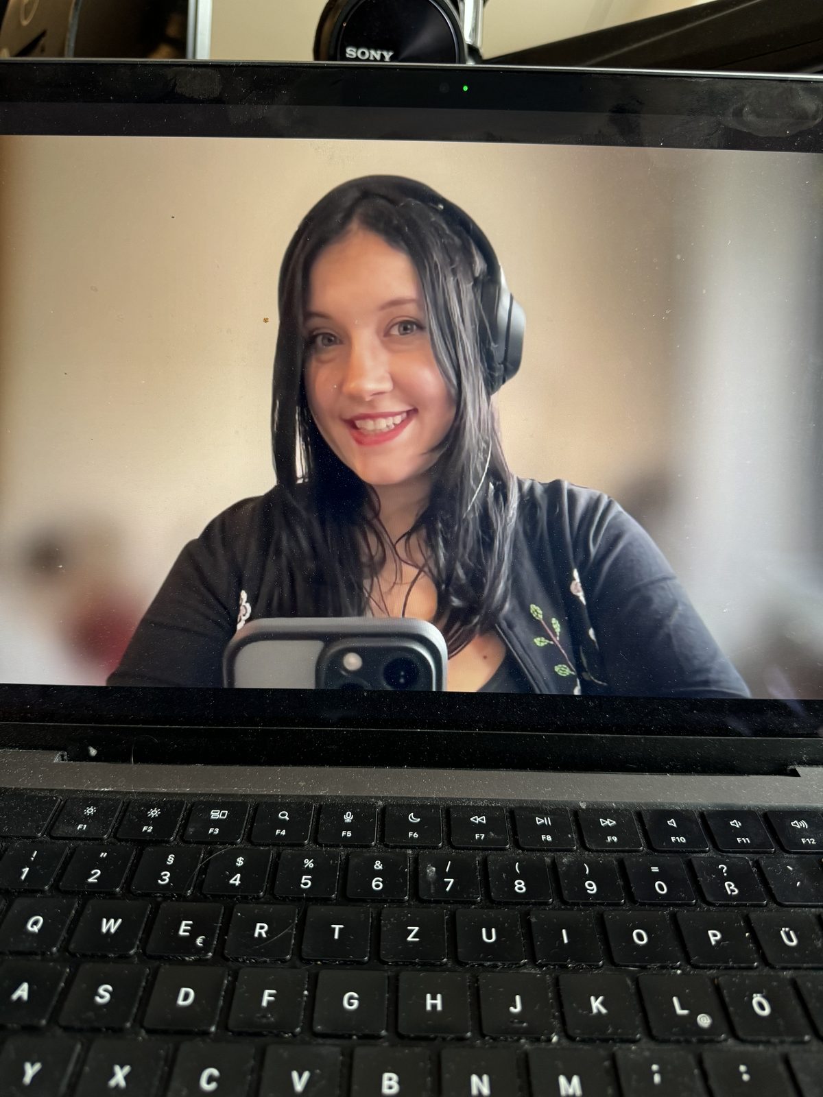 Nicole mit Headset während einer Online-Beratung per Video