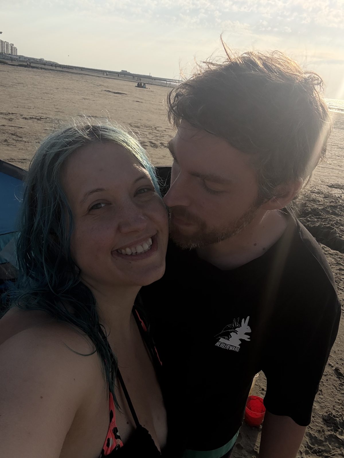 Nicole mit Partner, Nähe und Versöhnung als Symbol für den Weg zurück nach einem Vertrauensbruch in der Polykonstellation