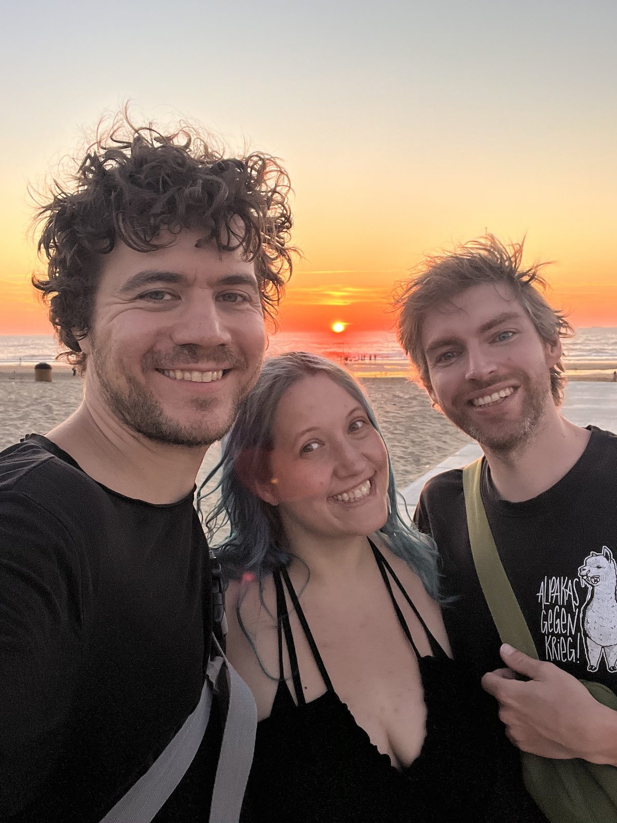Nicole, Fabian und Christian gemeinsam am Strand als Symbol für emotionale Nähe