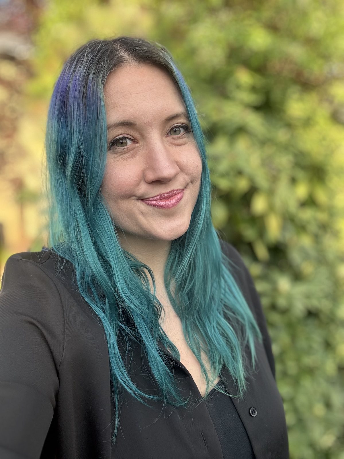 Nicole schreibt über die Ursachen von Eifersucht in der Beziehung – Titelbild des Blogartikels