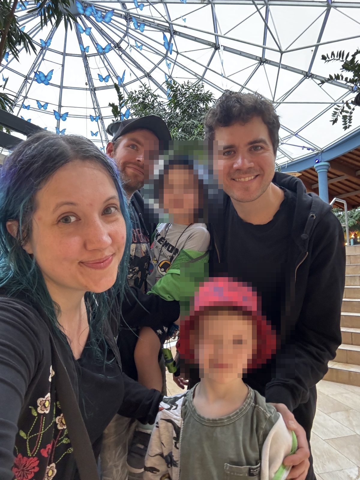 Nicole mit Fabian, Christian und ihren zwei Kindern, gemeinsamer Familienausflug (Gesichter der Kinder zum Schutz ihrer Privatsphäre unkenntlich gemacht)